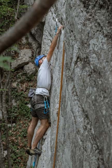 Jablanica & Dreznica: Scenic Rock Climbing Adventure Tour - A 20-minute safety briefing beside the Neretva