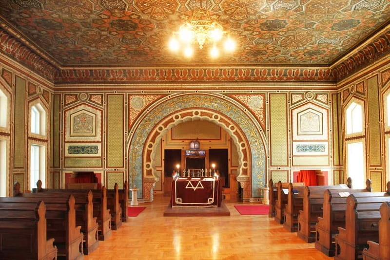 Sarajevo: Eat, Pray, Love Tour - Local Life Experience - The Old Orthodox Church and Gazi Husrev-beg Mosque